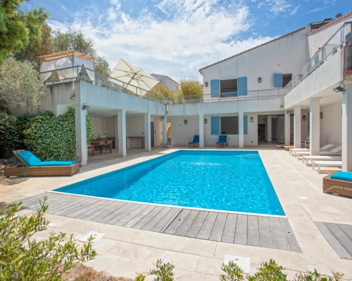 Calvi, Villa 4 chambres, vue mer, piscine chauffée, plage à pied.