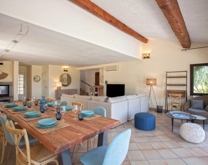 Calvi, Villa 4 chambres, vue mer, piscine chauffée, plage à pied.