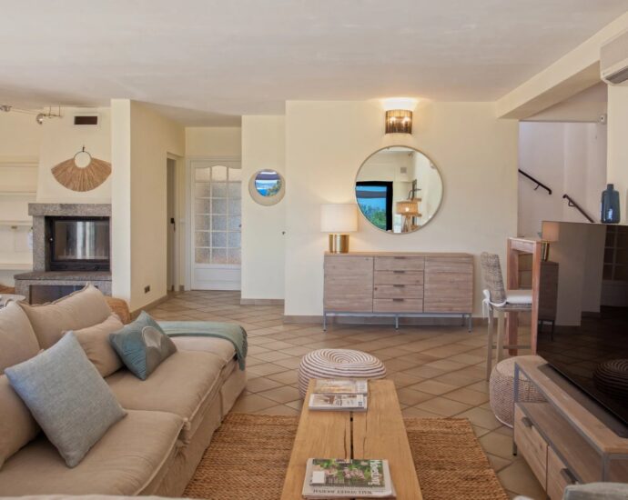 Calvi, Villa 4 chambres, vue mer, piscine chauffée, plage à pied.