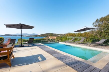 Proche Porticcio, Villa pied dans l’eau à Ruppione, 5 chambres, piscine chauffée et vue imprenable sur la mer