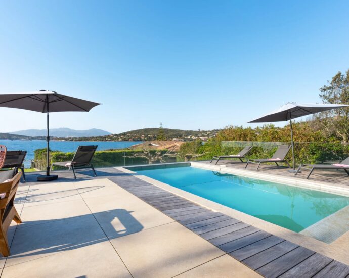 Proche Porticcio, Villa pied dans l’eau à Ruppione, 5 chambres, piscine chauffée et vue imprenable sur la mer