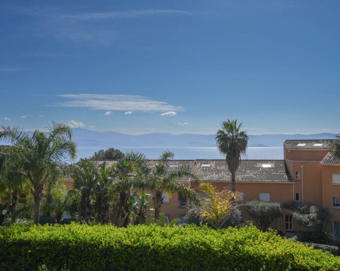 Exclusivité, Ajaccio, Route des Sanguinaires, Appartement vue mer, 3 chambres, plage à pied