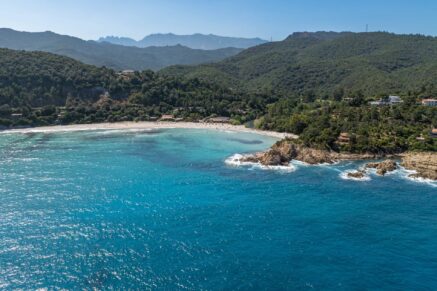 Plage de Canella, Sari-solenzara, pied dans l&rsquo;eau, accès privé plage.