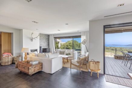 Pinarello, architect-designed villa, 5 bedrooms, sea view, pool, private estate, near beach