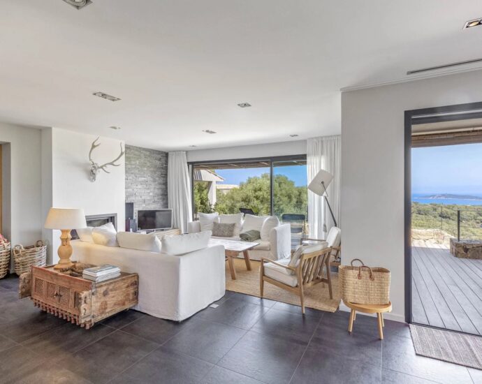 Pinarello, architect-designed villa, 5 bedrooms, sea view, pool, private estate, near beach