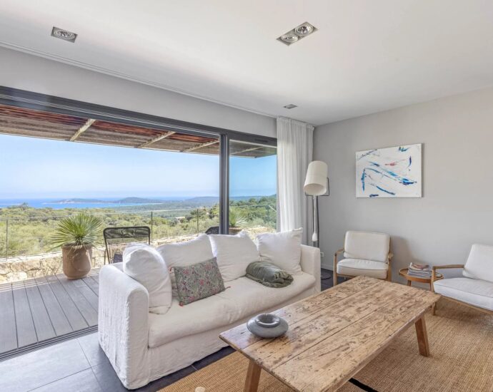 Pinarello, architect-designed villa, 5 bedrooms, sea view, pool, private estate, near beach