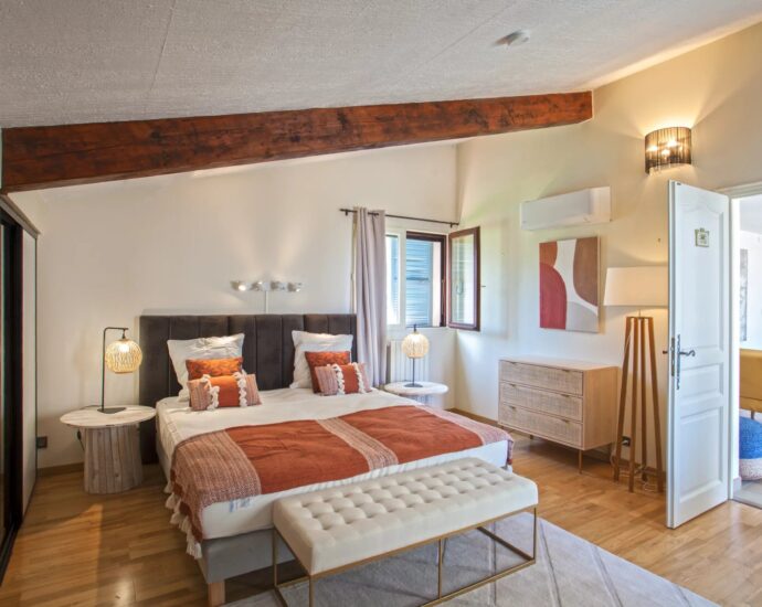 Calvi, Villa 4 chambres, vue mer, piscine chauffée, plage à pied.