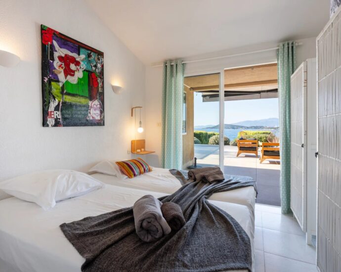 Proche Porticcio, Villa pied dans l’eau à Ruppione, 5 chambres, piscine chauffée et vue imprenable sur la mer