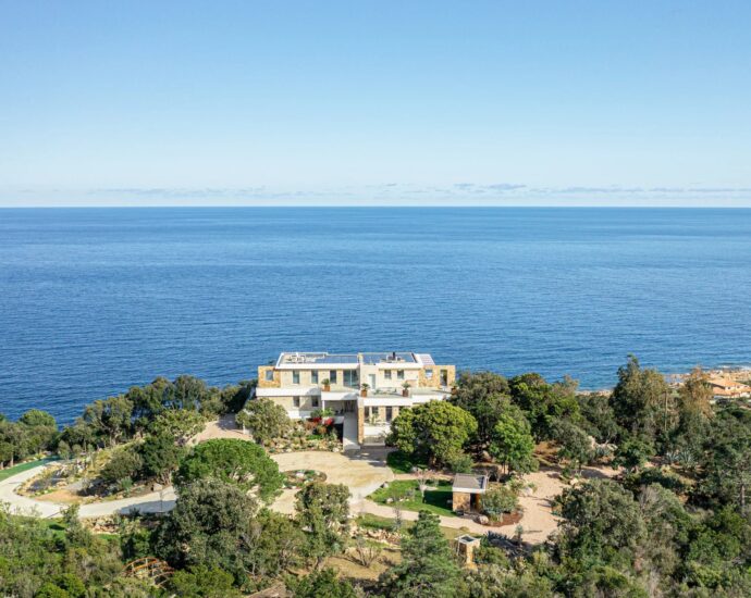 Favone, Villa, Vue mer panoramique, 7 chambres, proche plage, piscine, Cinéma, Salle de sport, Sauna, Hammam, Salle d&rsquo;arcade, Terrain de pétanque