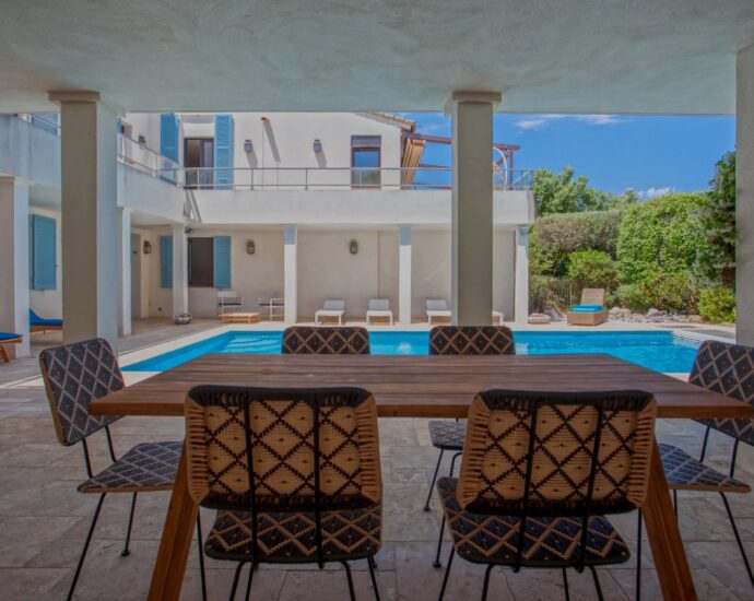 Calvi, Villa 4 chambres, vue mer, piscine chauffée, plage à pied.