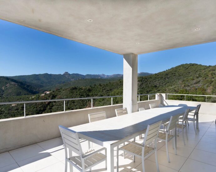 Exclusive listing, Tarco, Sea view, Villa, 8 bedrooms, heated swimming pool, fitness room, close to the beach