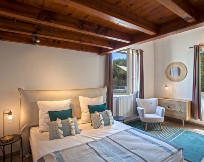 Calvi, Villa 4 chambres, vue mer, piscine chauffée, plage à pied.