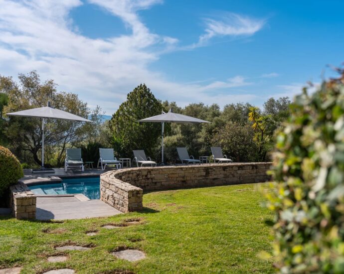 Exclusivité, Ajaccio, Villa 4 chambres, piscine chauffée, pool house, aperçu mer, proche plage