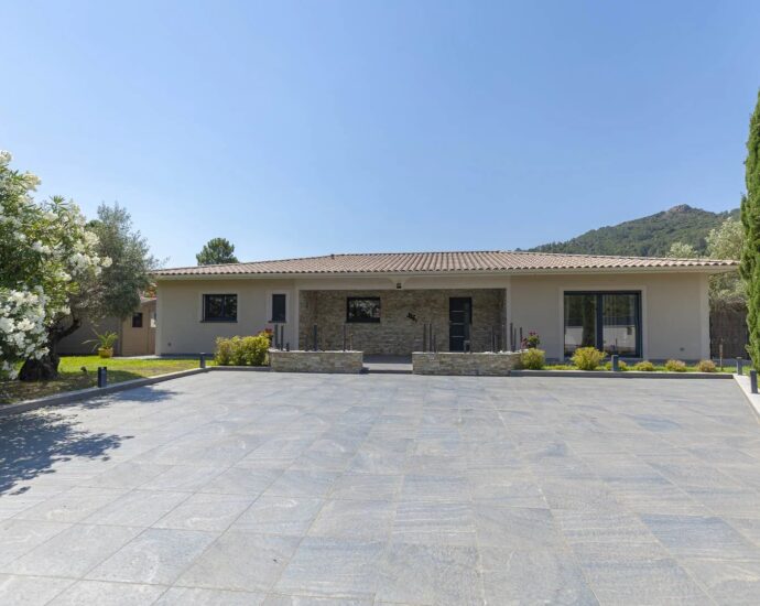 Sainte-Lucie de Porto-Vecchio, Villa 5 chambres, piscine, proche plage et fleuve