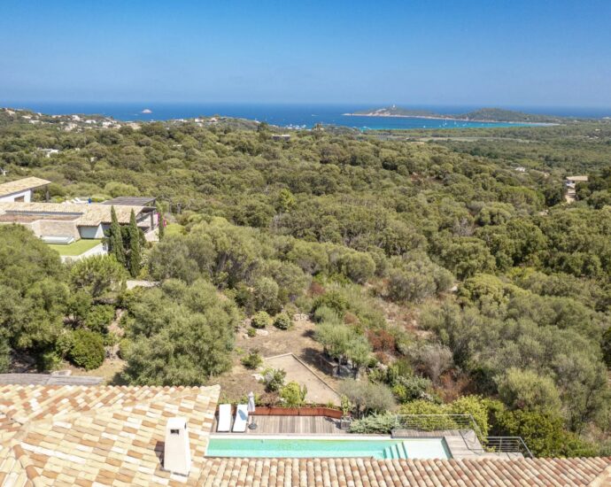 Pinarello, architect-designed villa, 5 bedrooms, sea view, pool, private estate, near beach