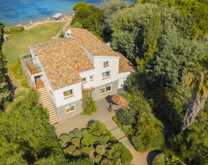 Porticcio, South Shore of Ajaccio, Waterfront villa, 5 bedrooms, panoramic sea view, direct beach access