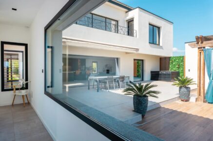 South Bastia, sea-view villa, 7 rooms, 3 bedrooms, swimming pool, close to the beach