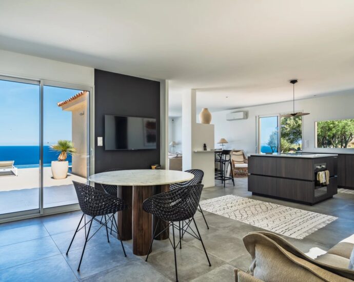 Corbara , 4-Bedroom Villa with Infinity Pool, Stunning Sea Views, Close to the Beach