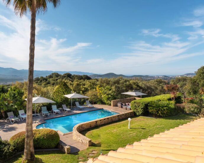 Exclusivité, Ajaccio, Villa 4 chambres, piscine chauffée, pool house, aperçu mer, proche plage