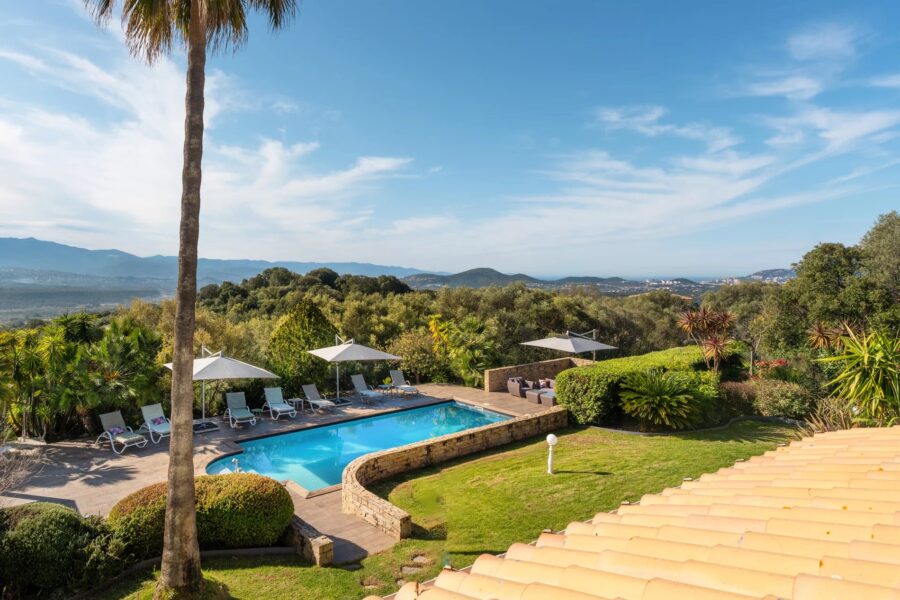 Exclusivité, Ajaccio, Villa 4 chambres, piscine chauffée, pool house, aperçu mer, proche plage