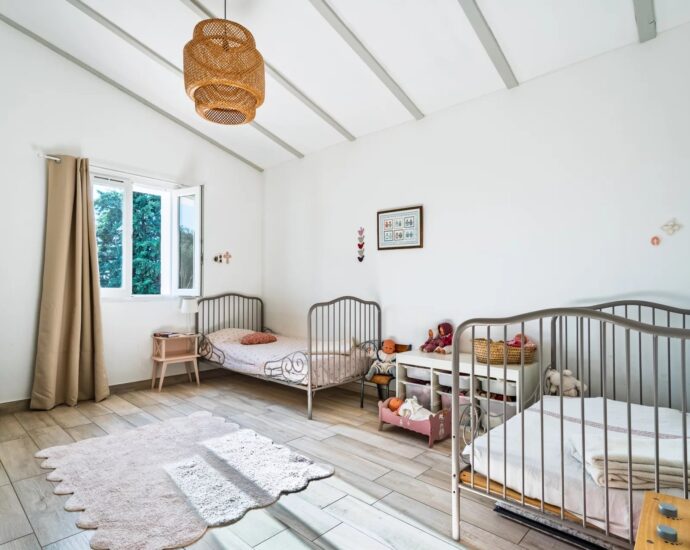 Lumio, Single Story Villa, 4 Bedrooms, Annex, Pool, Mountain Views, Beach within Walking Distance