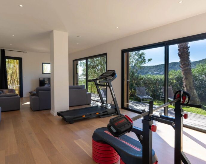 Exclusive listing, Tarco, Sea view, Villa, 8 bedrooms, heated swimming pool, fitness room, close to the beach