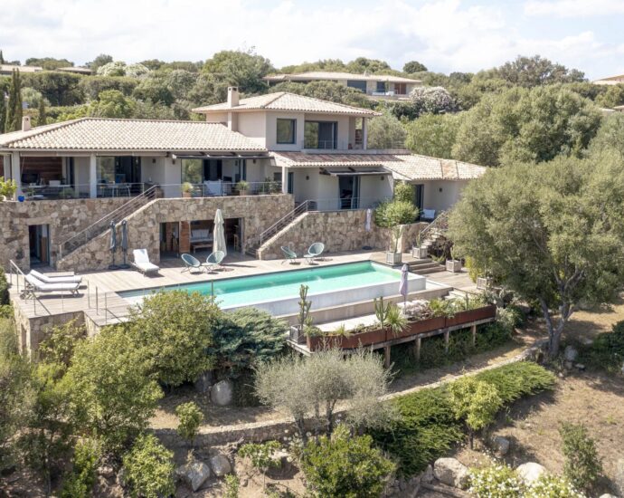 Pinarello –  domaine privé, villa d’architecte de 5 chambres avec piscine, garage ,vue mer panoramique, au calme