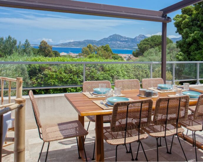 Calvi, Villa 4 chambres, vue mer, piscine chauffée, plage à pied.