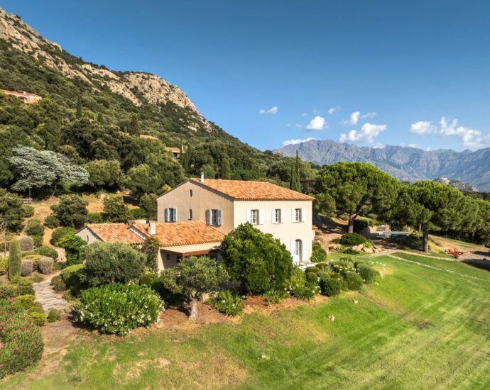 Lumio, villa 7 chambres, piscine, vue mer panoramique, proche plage