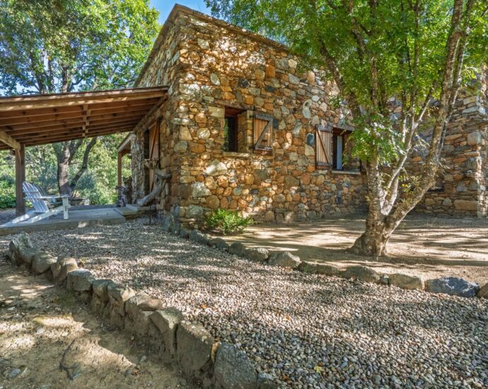 Saint- Florent, Patrimonio,  Propriété avec 2 villas, piscine, proche plage et centre-ville