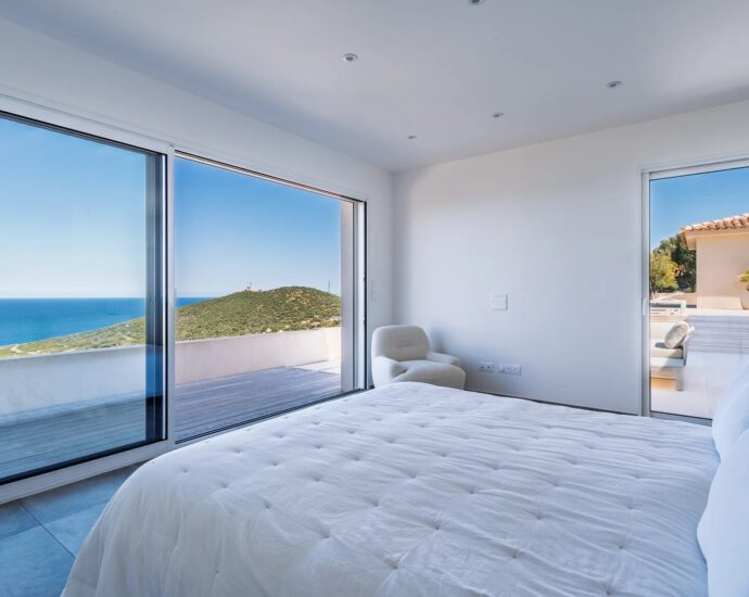 Corbara , 4-Bedroom Villa with Infinity Pool, Stunning Sea Views, Close to the Beach