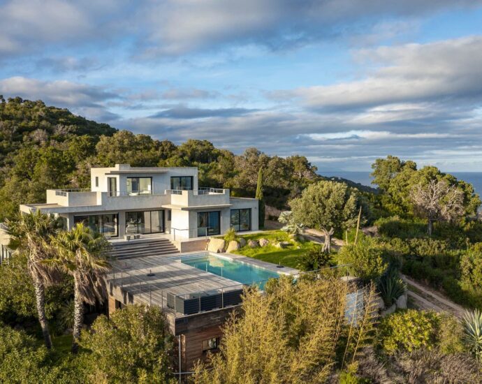 Exclusive listing, Tarco, Sea view, Villa, 8 bedrooms, heated swimming pool, fitness room, close to the beach