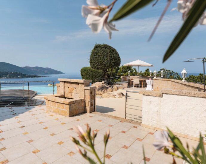 Nord d’Ajaccio, San Andréa D&rsquo;Orcini, Villa 4 chambres, piscine à débordement, vue mer panoramique, plage à pied