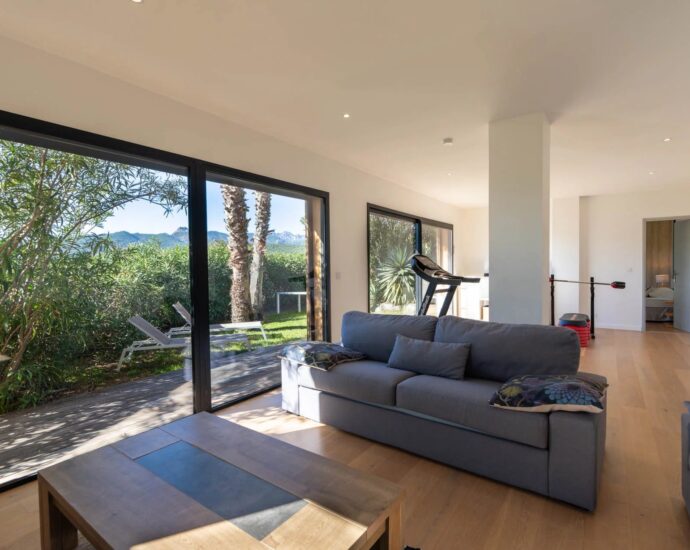 Exclusive listing, Tarco, Sea view, Villa, 8 bedrooms, heated swimming pool, fitness room, close to the beach