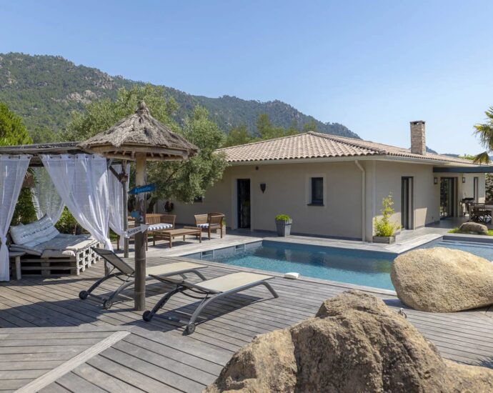 Sainte-Lucie de Porto-Vecchio, Villa 5 chambres, piscine, proche plage et fleuve