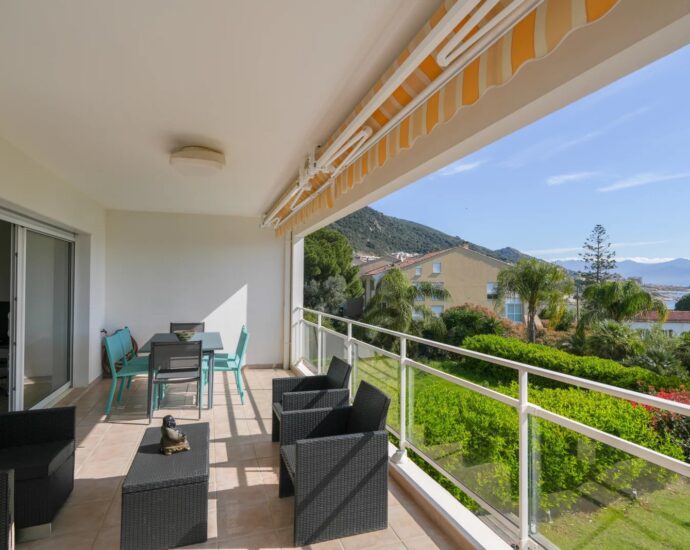 Exclusivité, Ajaccio, Route des Sanguinaires, Appartement vue mer, 3 chambres, plage à pied