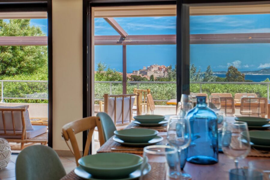 Calvi, Villa 4 chambres, vue mer, piscine chauffée, plage à pied.