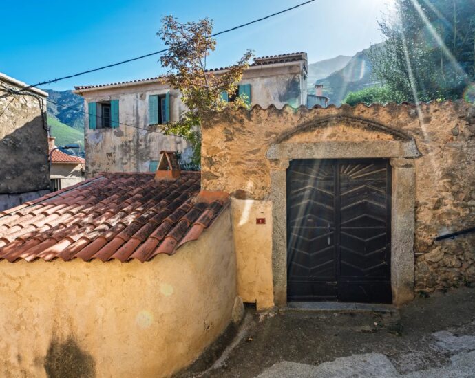 Exclusivité, Balagne, Occhiatana, Maison de Maître à rénover, 12 pièces, dépendance, vue montagnes, proche de L&rsquo;Île-Rousse et des plages