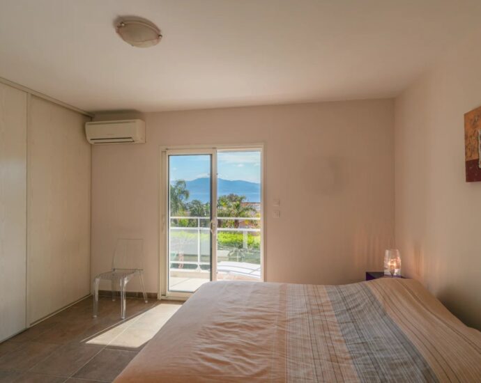Exclusivité, Ajaccio, Route des Sanguinaires, Appartement vue mer, 3 chambres, plage à pied