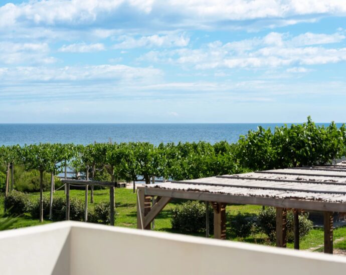 Cap Corse, Sisco, Domaine privé pieds dans l&rsquo;eau, 4 logements, espaces extérieurs, projet résidentiel ou touristique, vue et accès direct à la mer