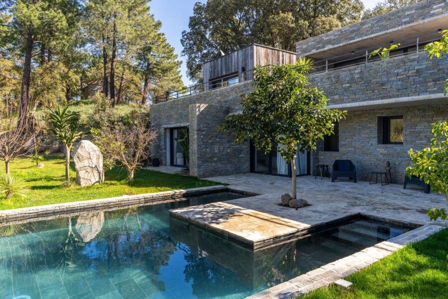 Lecci, Villa d&rsquo;architecte, 5 chambres, piscine, vue montagne, proche plage