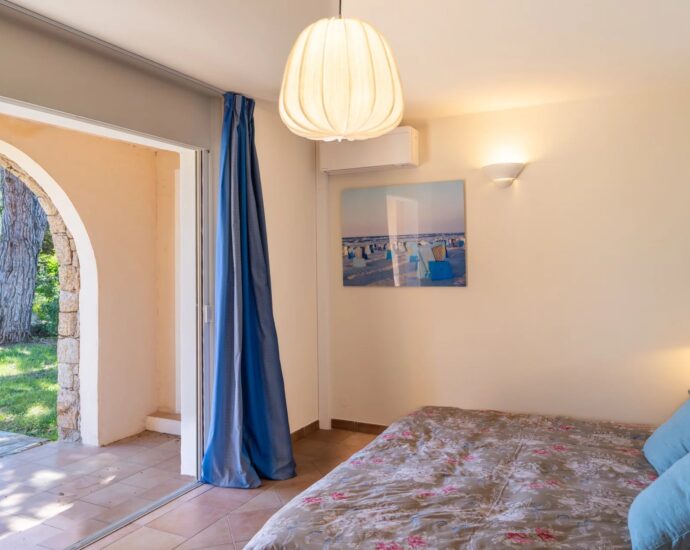 Sainte-lucie de Porto-Vecchio, Capicciola, villa 5 chambres, piscine, vue mer, plage à pied