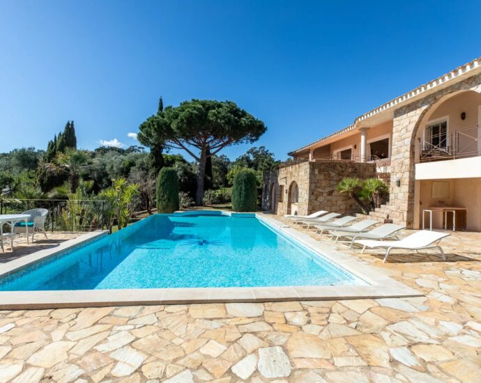 Sainte-lucie de Porto-Vecchio, Capicciola, villa 5 chambres, piscine, vue mer, plage à pied