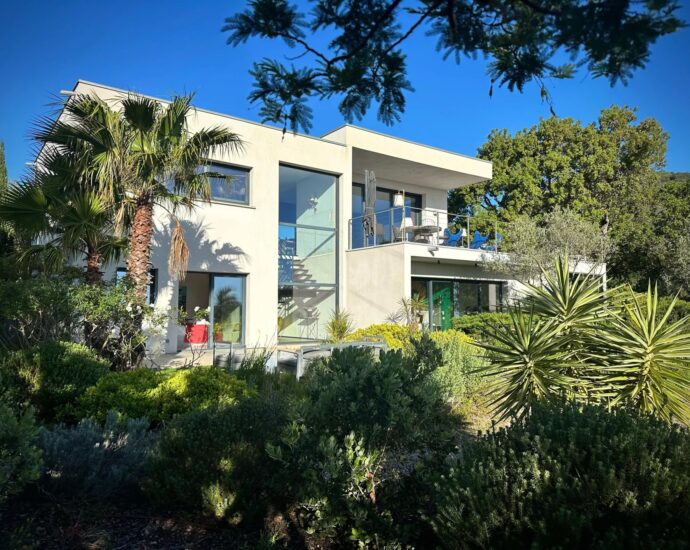 Pinarello, Villa contemporaine 5 chambres avec piscine et vue mer, au cœur du maquis
