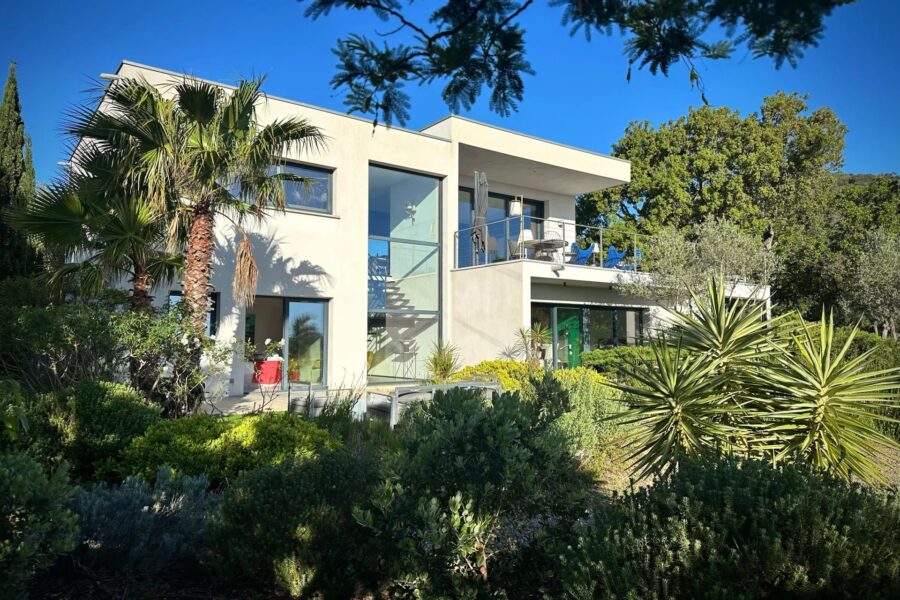Pinarello, Villa contemporaine 5 chambres avec piscine et vue mer, au cœur du maquis