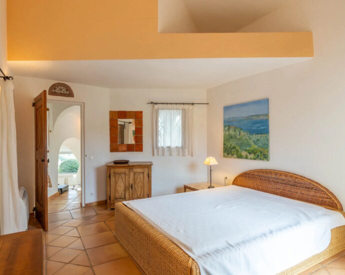 Vardiola, Villa d&rsquo;architecte, T6,  piscine, vue mer panoramique, proche plage