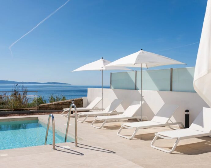 Exclusivité, Ajaccio, Route des Sanguinaires, Appartement vue mer panoramique, 2 chambres, terrasse, plage à pied