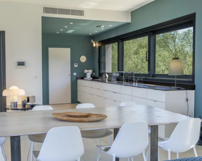 Pinarello, Villa contemporaine 5 chambres avec piscine et vue mer, au cœur du maquis