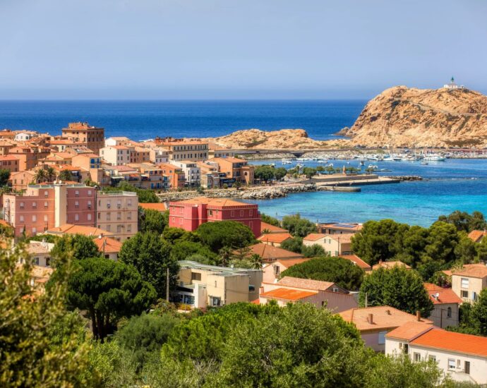Balagne, L&rsquo;Île Rousse, terrain à bâtir, vue mer, plage à pied