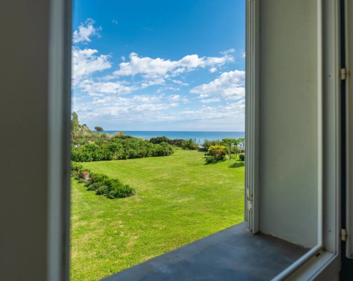 Cap Corse, Sisco, Domaine privé pieds dans l&rsquo;eau, 4 logements, espaces extérieurs, projet résidentiel ou touristique, vue et accès direct à la mer